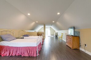 3rd Floor Loft (2 single beds) 