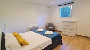 Chambre de 15 m2 avec lit double 160x200, placard, commode et fauteuil