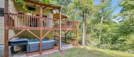 Soak your cares away in the six-man hot tub or enjoy the outside porch bar.