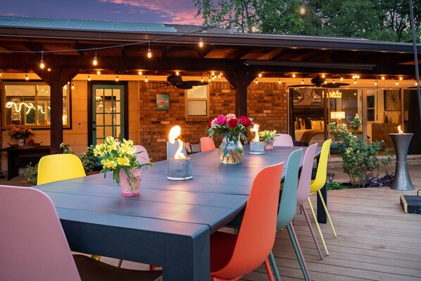 This large table allows outdoor dining up to 10 guests! There is a as grill too!