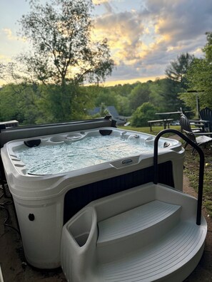 6 seater hot tub with jets and a built in cooler for your drinks!