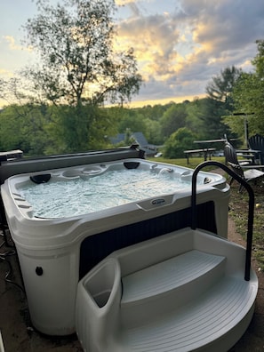 6 seater hot tub with jets and a built in cooler for your drinks!