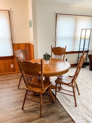 Dining room table that has the option to seat 6 people with a leaf. 