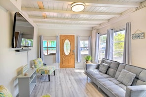 Living Room | Single-Story Home | Smart TV | Free WiFi | Central A/C & Heating