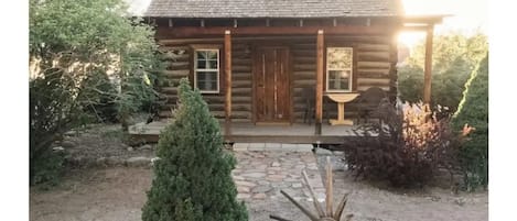 Cabin with queen bed and 3 twins in loft