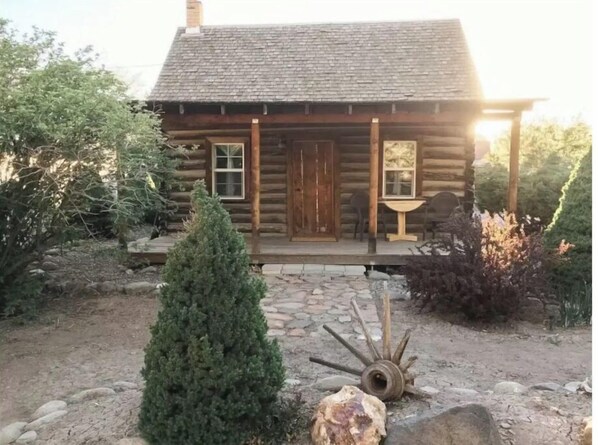 Cabin with queen bed and 3 twins in loft