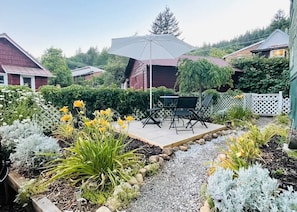 An excellent space to use the barbecue and dine outside among the stars.