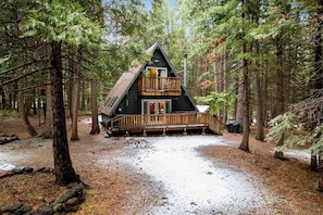 Classic A-frame Cabin near Lassen Volcanic National Park. Snow plowing included.