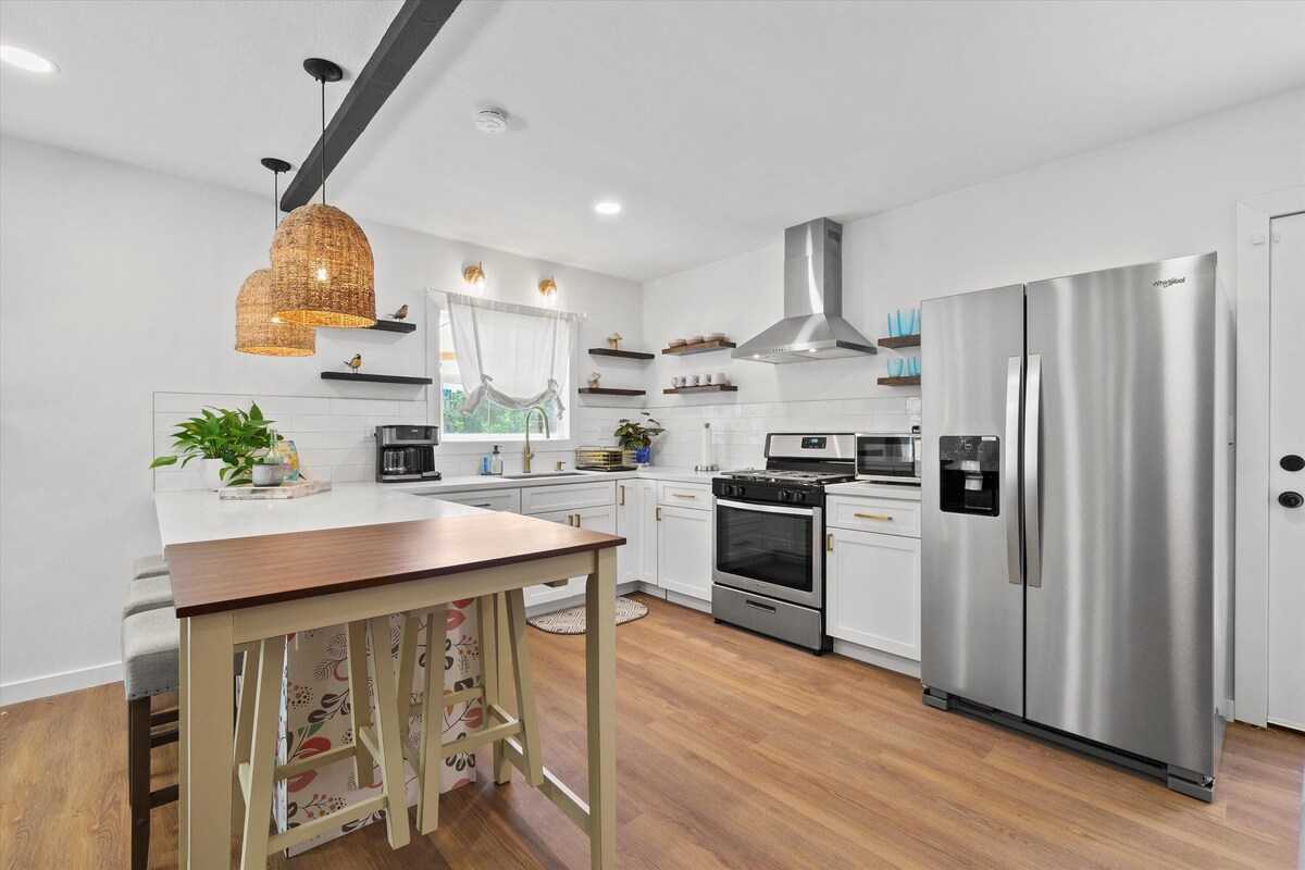Modern Unit 4.5 miles away from Disneyland!