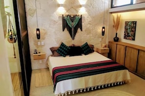 primary bedroom features a king size bed, en-suite bathroom and air conditioning