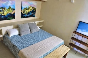 primary bedroom features a king size bed, en-suite bathroom and air conditioning