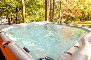 Hot tub, Fire Pit, Giant Connect 4, Slack Line, Hour-shoe Pit, Corn Hole, CanJam