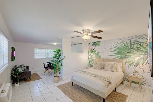 This open space studio is fully equipment with the amenities of a 1 bedroom apt.