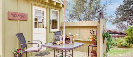 Grass Valley Vacation Rental | Studio| 1BA | 188 Sq Ft | 3 Steps Required