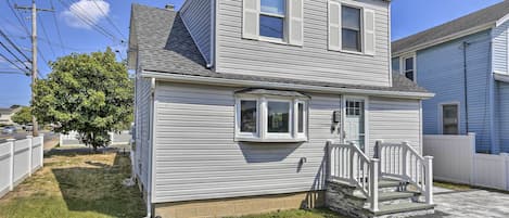 Bellmore Vacation Rental | 2BR | 1.5BA | Stairs Required | 800 Sq Ft