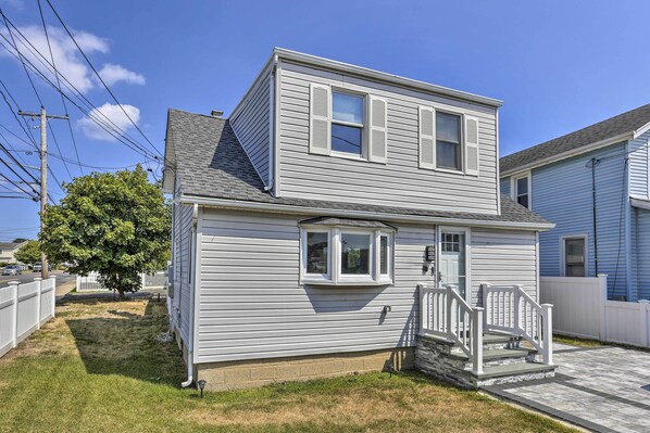 Bellmore Vacation Rental | 2BR | 1.5BA | Stairs Required | 800 Sq Ft