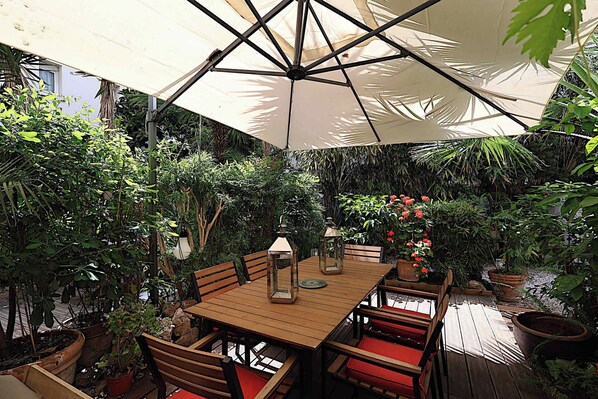 Outdoor dining