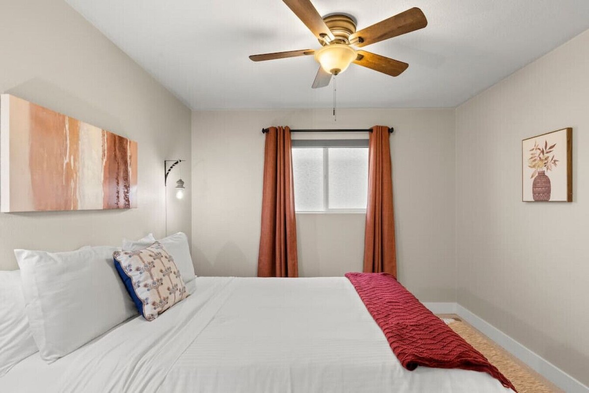 Outdoor Pool & Covered Patio in Central NE Mesa