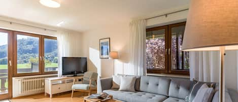 Ferienwohnung 55qm mit Balkon und Bergblick-Wohnzimmer