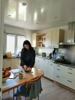 Cuisine spacieuse avec 4 à 5 places assises