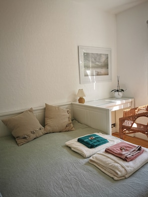 chambre du bas, Grand lit 160x200 (divisible en 2 matelas)