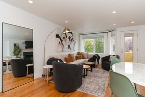 Open style living and dining room with plenty of seating for 6!
