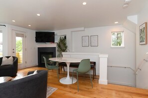 Watch TV (Netflix incl.) from every angle of the living/dining area or kitchen! 
