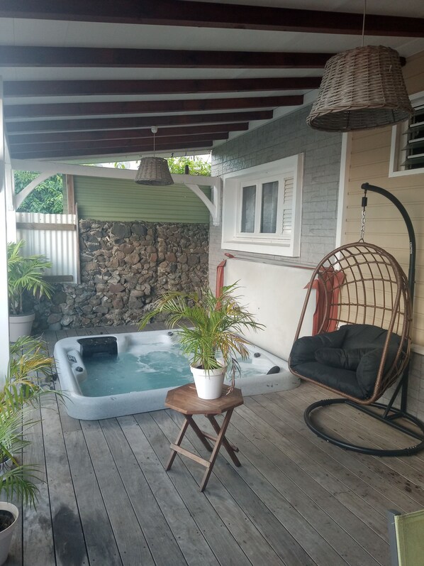 Bain à remous extérieur