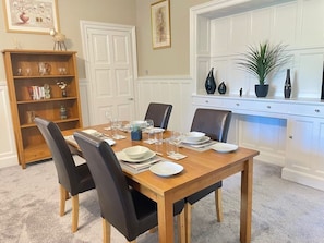 Balblair Apartment dining area