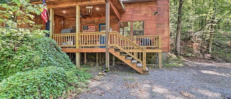 Higden Vacation Rental | 2BR | 1.5BA | Stairs Required | 890 Sq Ft