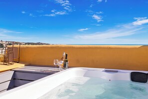 Bañera de hidromasaje al aire libre