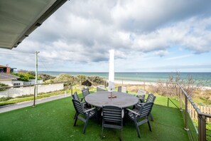 [Outdoor Courtyard] Savor the delightful moment of indulging in a steaming cup of coffee as the ocean wave glistens and dances right before your eyes.