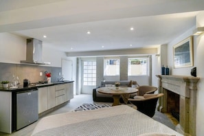 Comedor y cocineta / Dining table and kitchenette