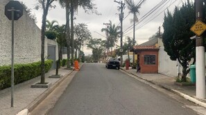 Vista frontal de la propiedad