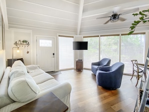 Cozy living room to enjoy the Smart TV/Cable