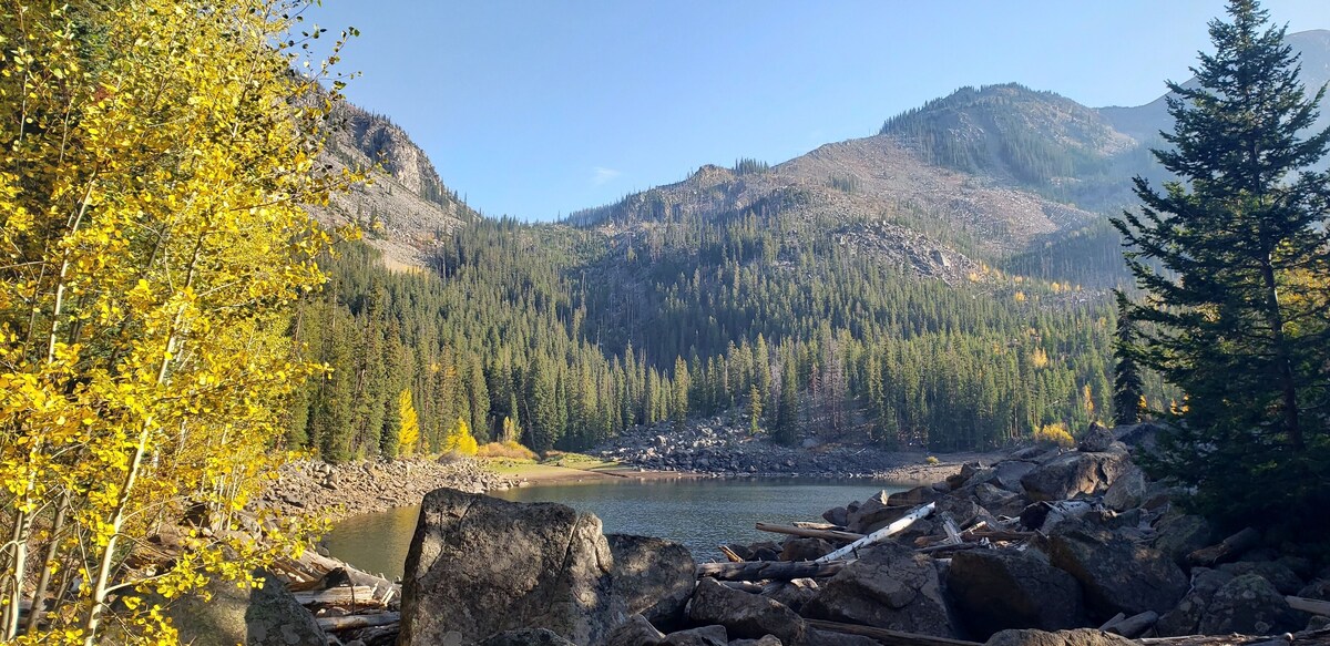 Log Cabin in the Mountains – Trout fishing, skiing & hiking right out your door!