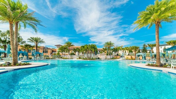 Beautiful 4 bed 3 bath villa located in Solara Resort