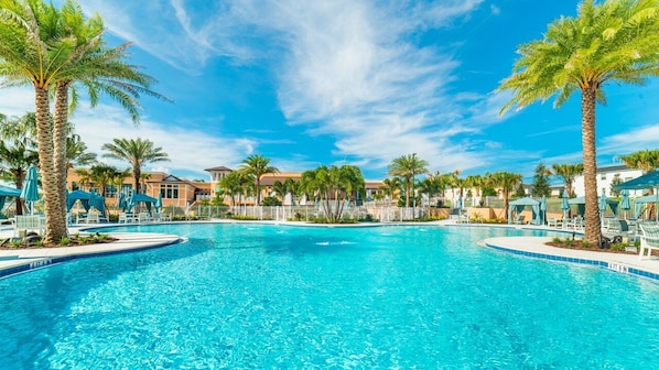 Beautiful 4 bed 3 bath villa located in Solara Resort