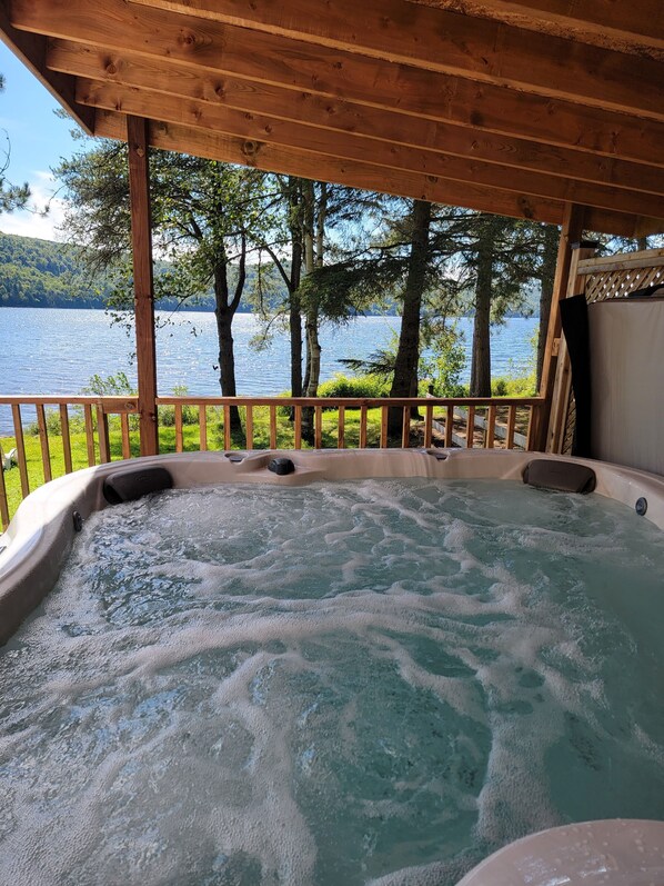 the highlight of the cottage hot tub