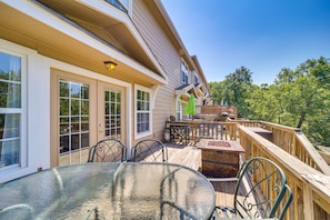 Deck | Outdoor Dining Area | Gas Grill | Fire Pit