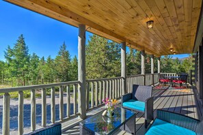 Deck | Outdoor Seating & Dining Area