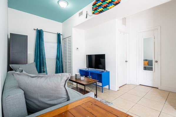 Living room with smart TV and lift-top coffee table