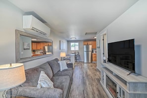 Living Room | Free WiFi | Central Heating & Air Conditioning