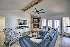 Living Area | Smart TV w/ Cable | Fireplace | Board Games