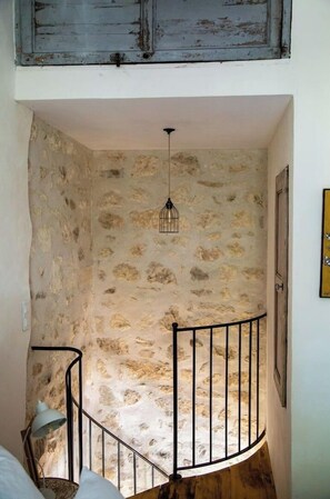 Cage d'escalier en pierres 