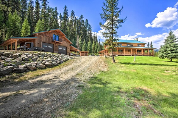 Troy Vacation Rental | 3BR | 3BA | 3,500 Sq Ft | 5 Stairs Required