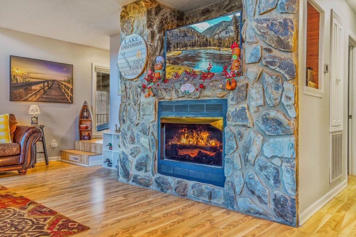 Lake Greenwood Waterfront Paradise w wrap around porches, dock/ramp & Hot Tub