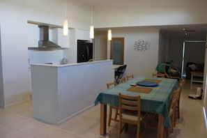 Dining area & kitchen