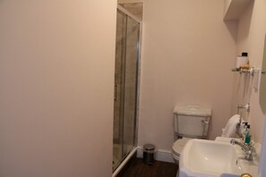 En-suite shower room. Duck Island toiletries provided