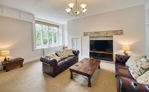 Lounge. Seating for 6, 55" smart TV, DVD player, free Wi-Fi.